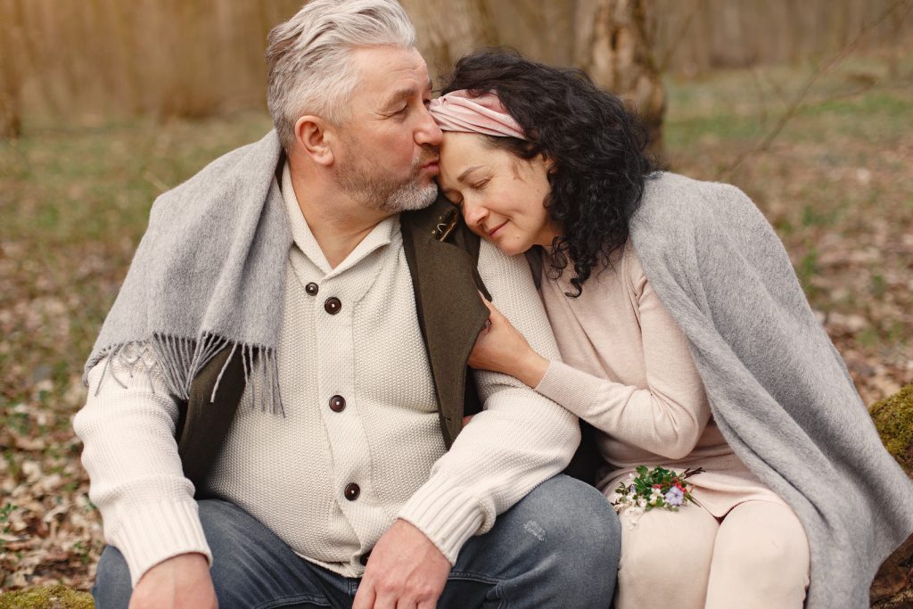 Fundacja- TakdlaZdrowia- happy-senior-couple-hugging-in-autumn-park-szczęście- senior-